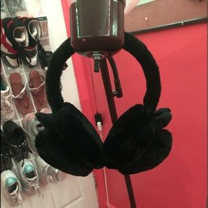 Black earmuffs